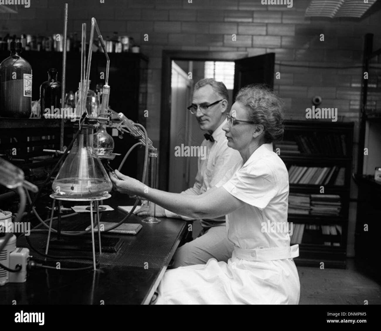 Director John Thompson watching chemist Bertha Munks test food in Tallahassee, Florida Stock Photo