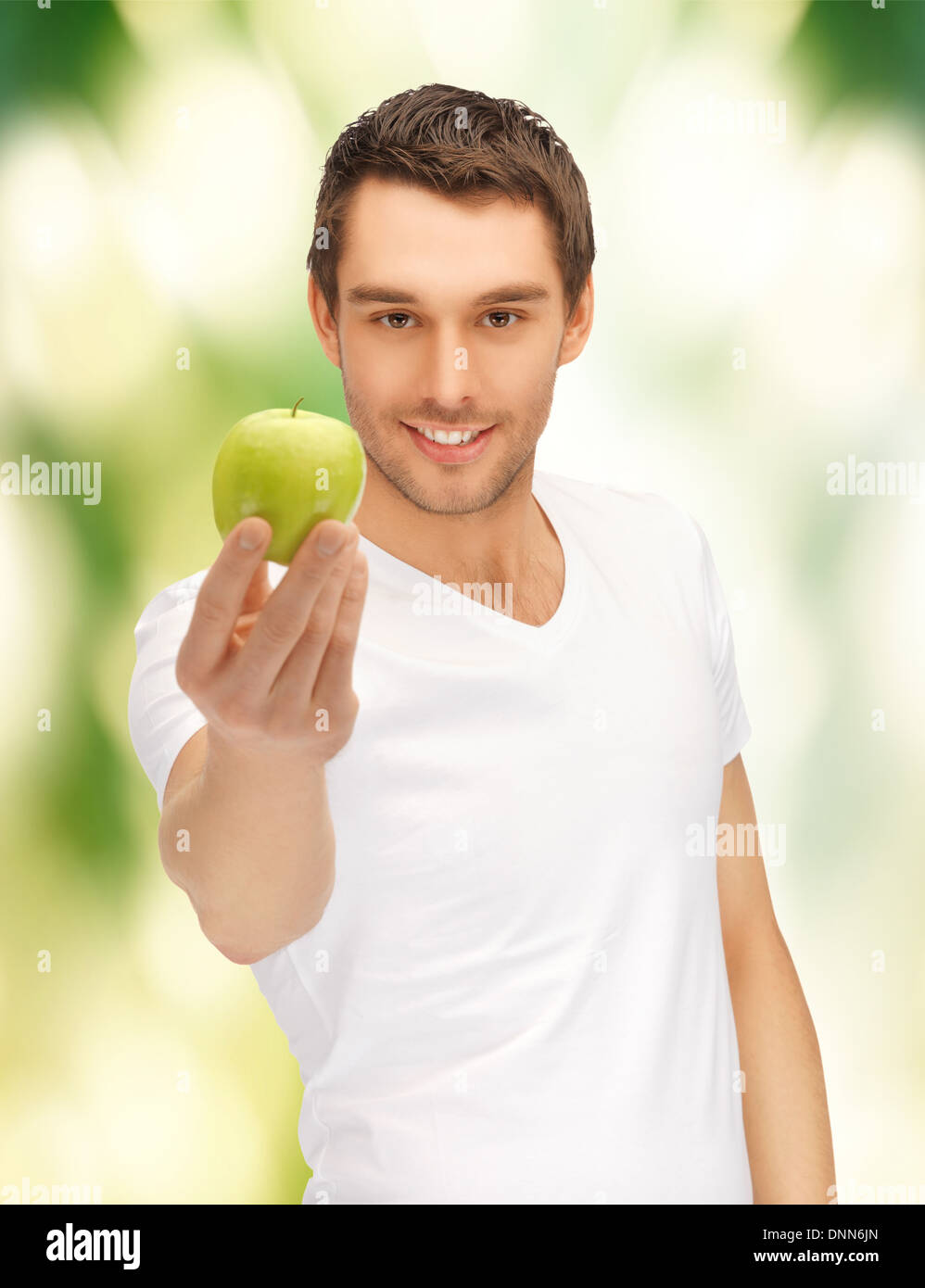 Кинуть яблоко. Белоснежная улыбка с яблоком. Кидает яблоко. Парень кидает яблоко. Кидаются яблоками.