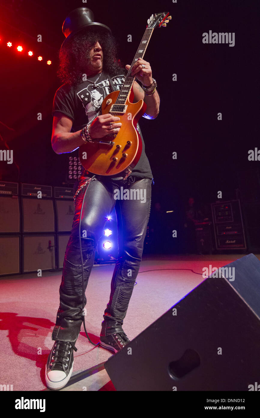 Slash guitarist hi-res stock photography and images - Alamy