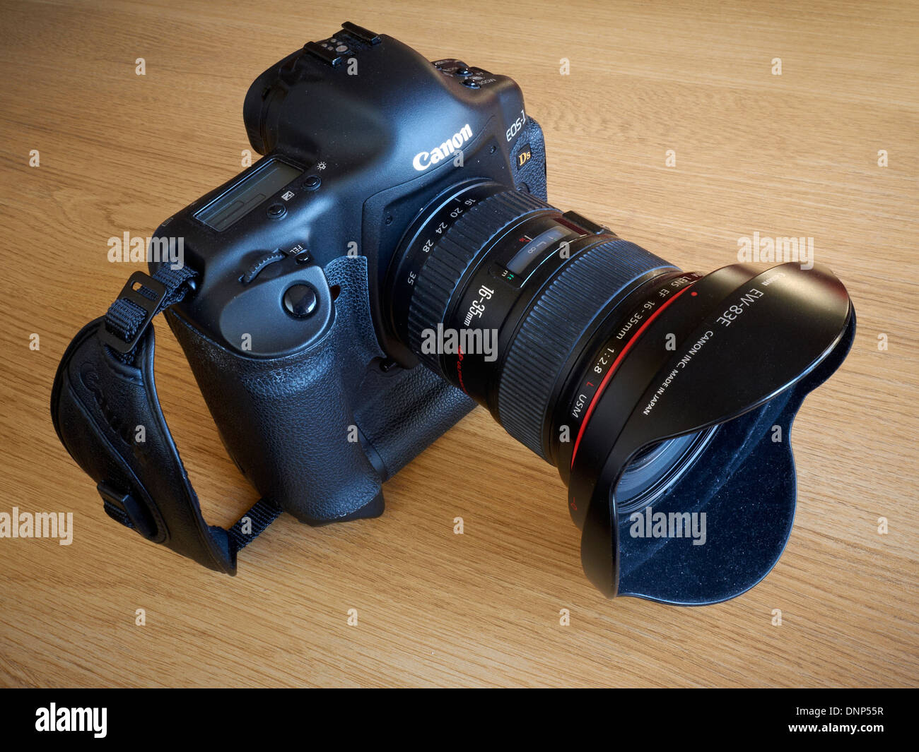 Canon EOS-1 Ds Mark II digital camera fitted with original 16-35MM Canon  zoom lens Stock Photo - Alamy