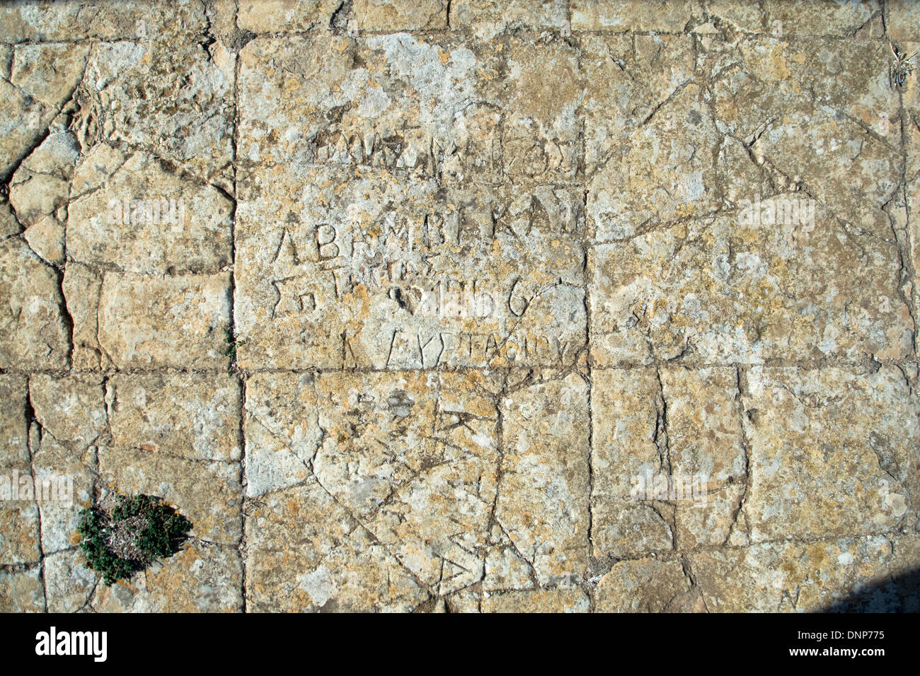 Griechenland, Kastellorizo, Paleokastro ( die alte Burg ) auf einem 145 m hohen Felsplateau. Inschriften im Steinboden. Stock Photo