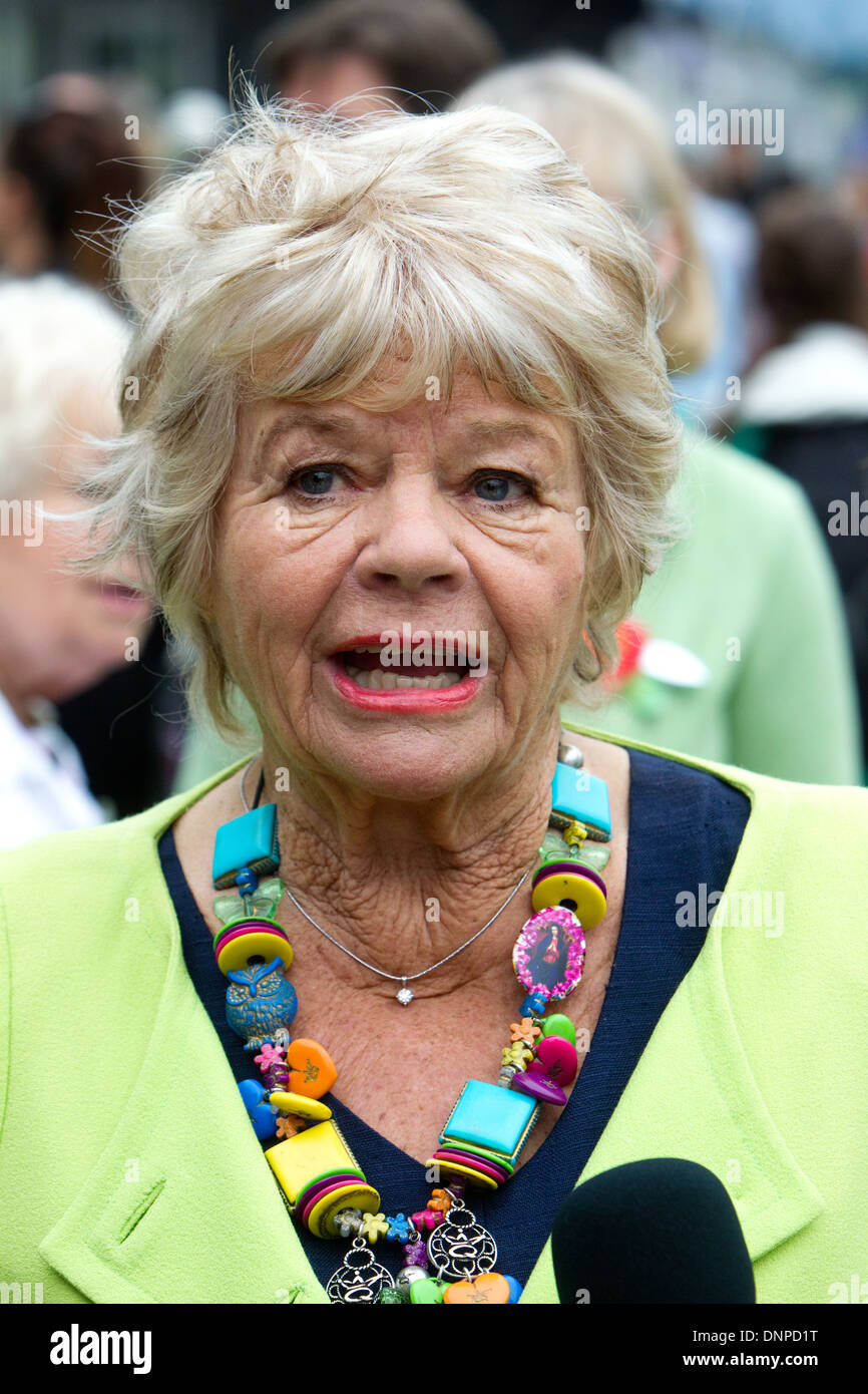 Judith Chalmers-Wish you were here at the Chelsea Flower show Stock Photo