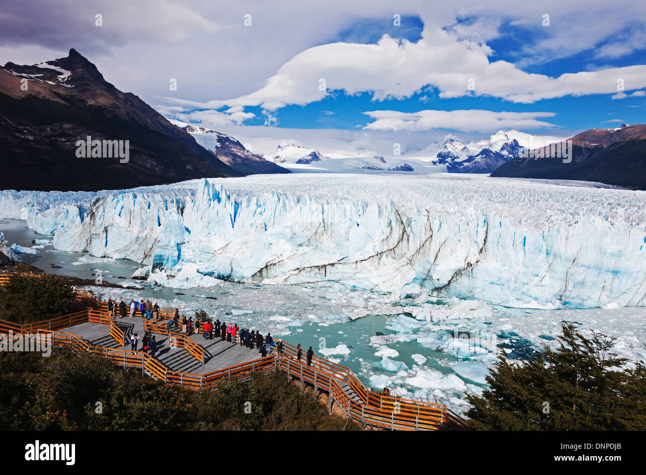 Argentina, Los Glaciares National Park, Perito Moreno, Tourists looking at glacier Stock Photo