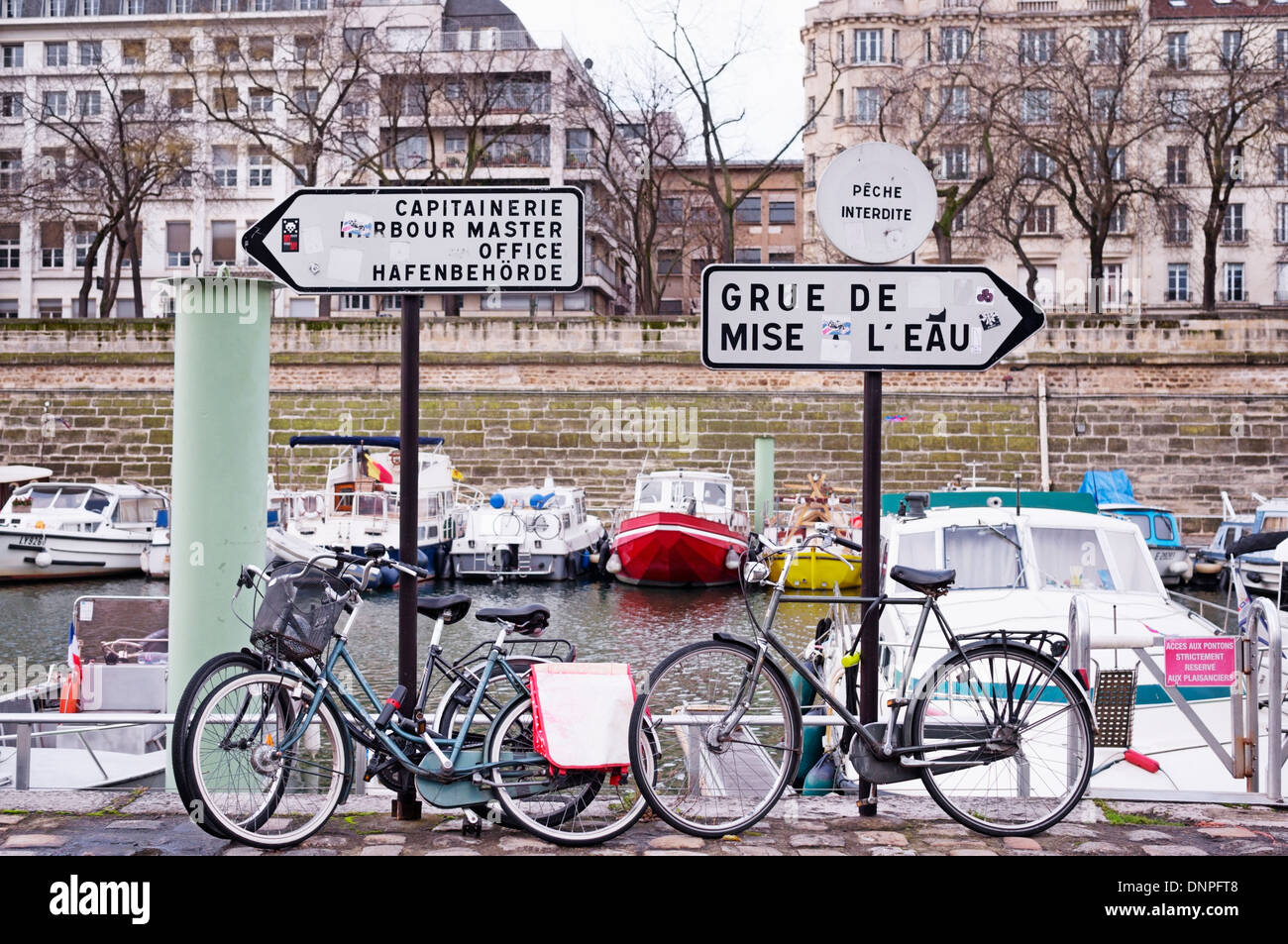 Paris, France. Boats and bicycles at the Bassin de l'Arsenal - also known as Port de l'Arsenal Stock Photo