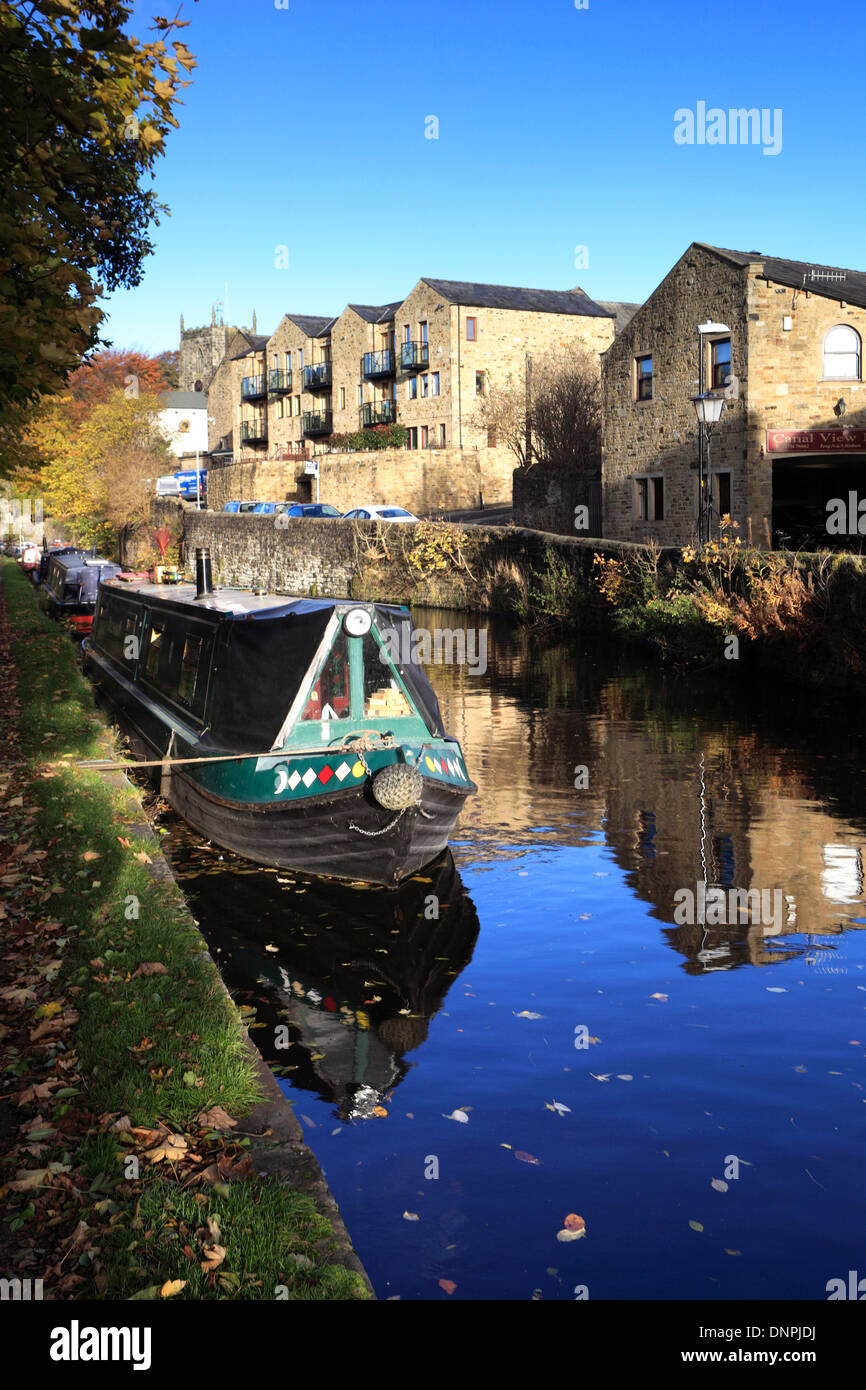 Narrowboats on the Leeds and Liverpool Canal, in the market town of Skipton, North Yorkshire, England, UK Stock Photo