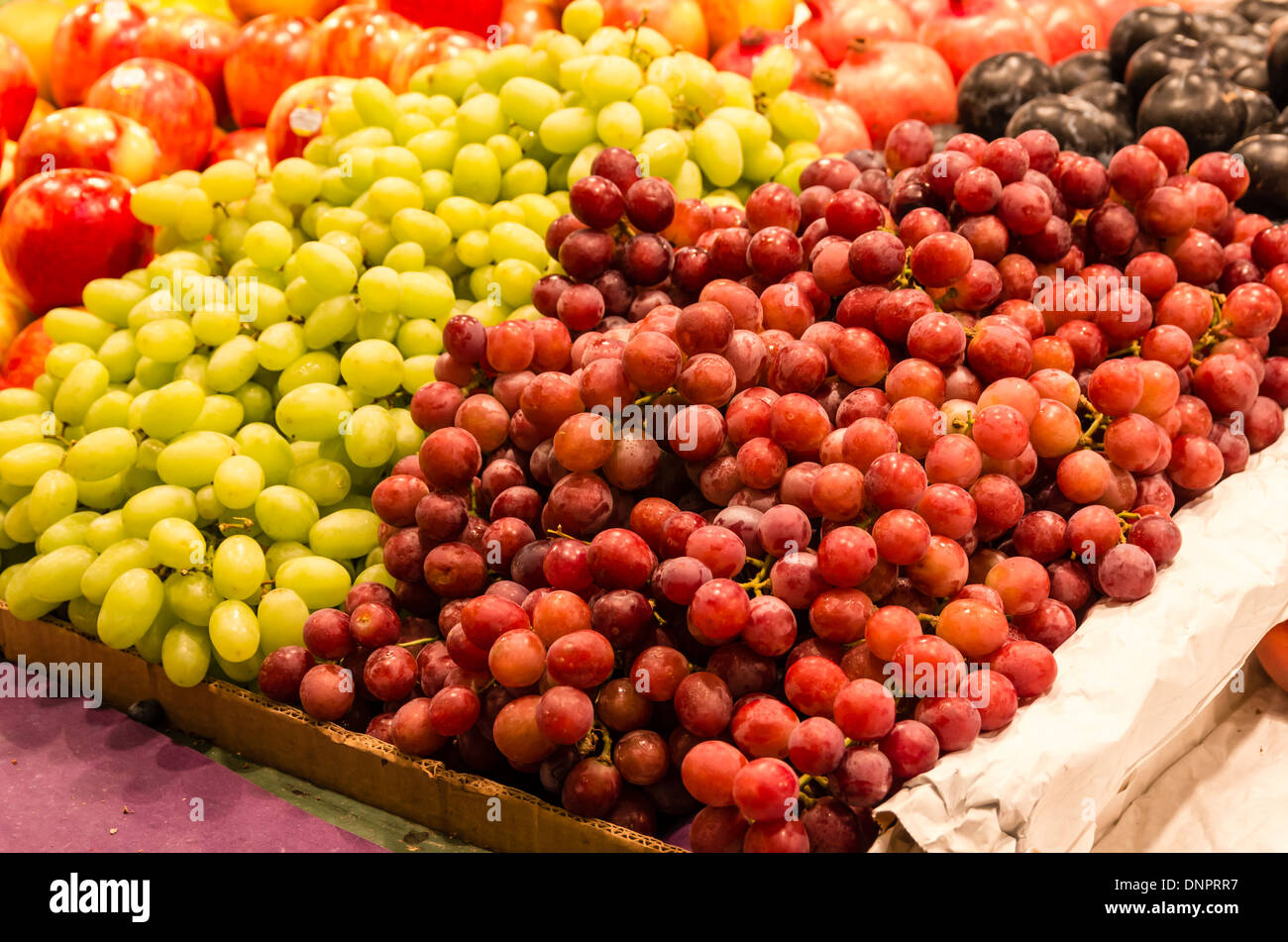 Green and red grapes at a produce vendor stall Pike Place Market Seattle, Washington, USA Stock Photo