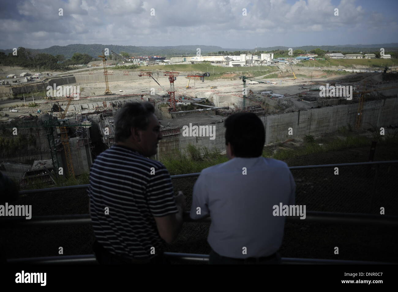 Colon, Panama. 4th Jan, 2014. Tourists look at the Panama Canal in Colon City, Panama, on Jan. 3, 2014. The consortium expanding the capacity of the Panama Canal threatened to halt construction due to breaches of contract. © Mauricio Valenzuela/Xinhua/Alamy Live News Stock Photo
