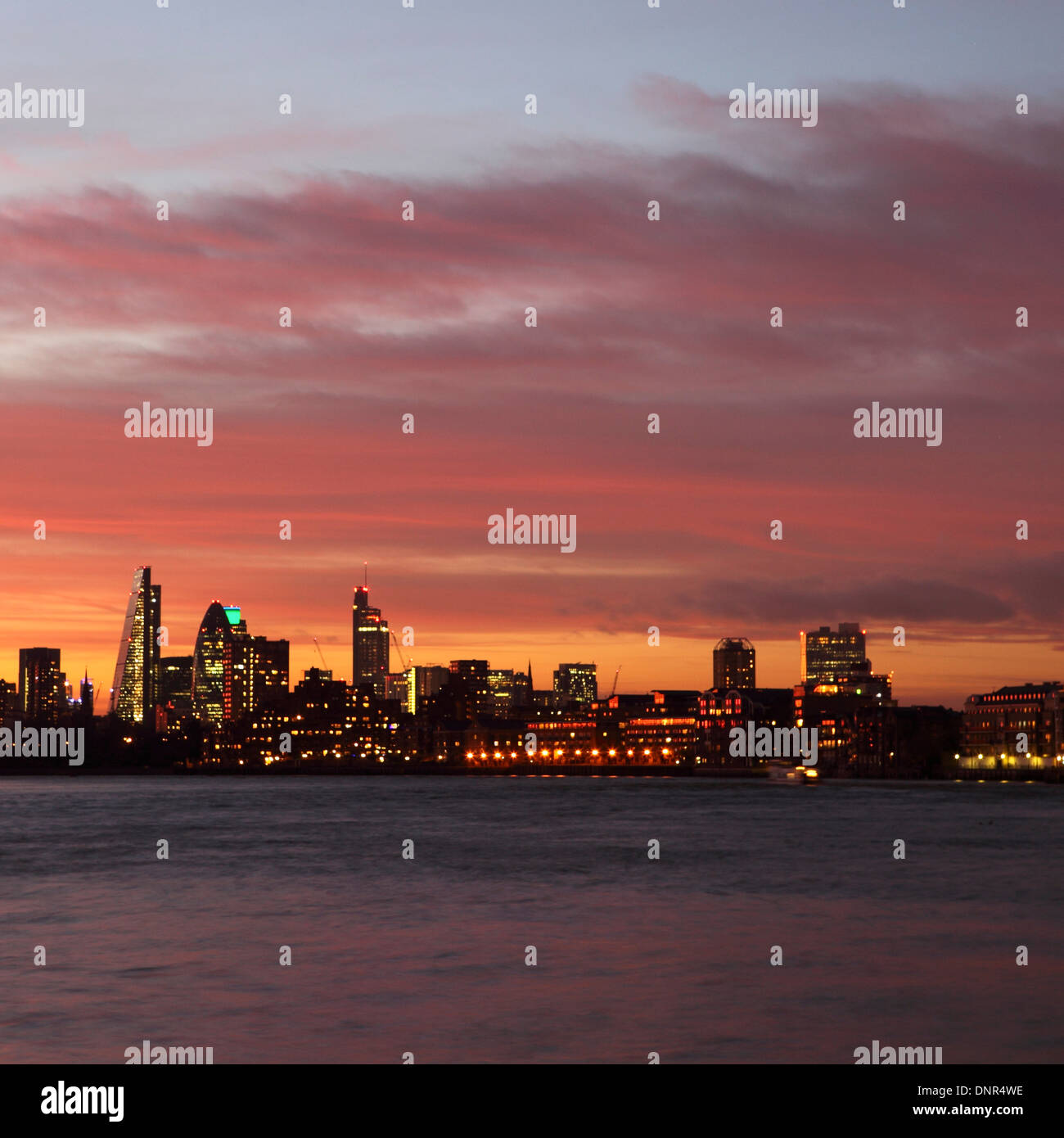 London skyline dusk city hi-res stock photography and images - Alamy