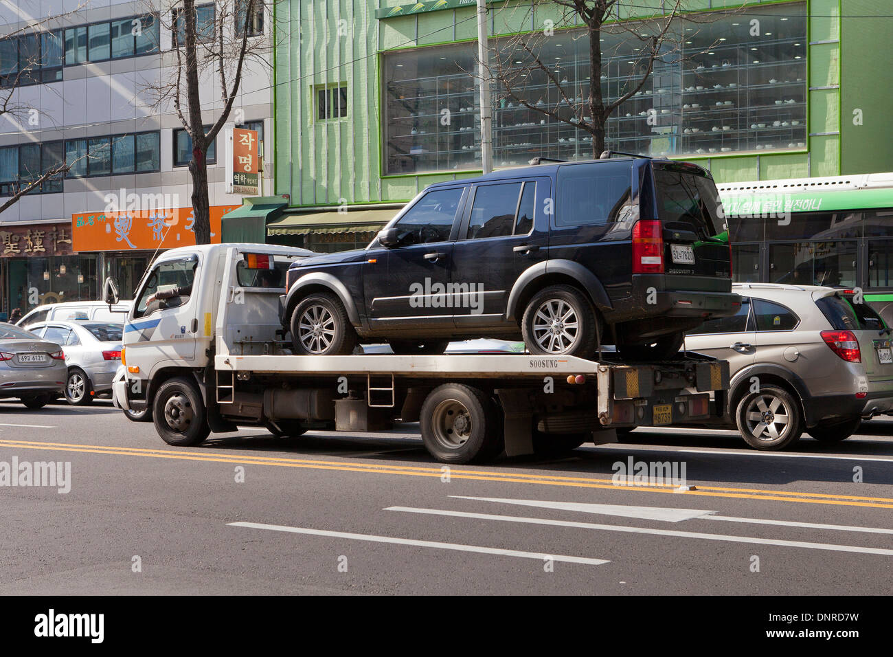 car-on-flatbed-tow-truck-seoul-south-kor