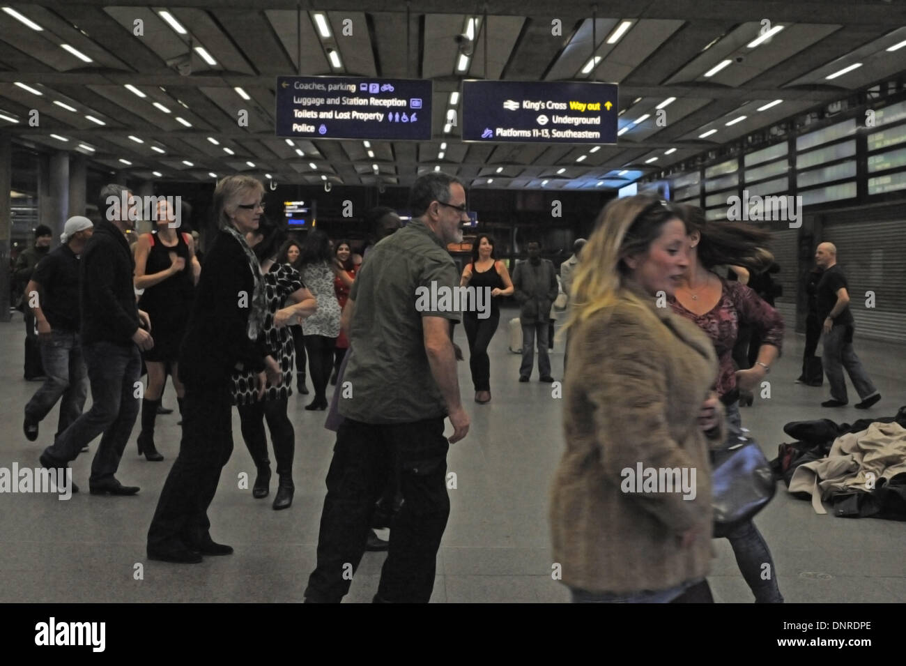 London, UK. 4th Jan, 2014. Flashmob dancers perform the rueda  at the Salsa flashmob at St Pancras Station. London. 8.15pm Saturday 4th January. Credit:  Carole Edrich/Alamy Live News Stock Photo