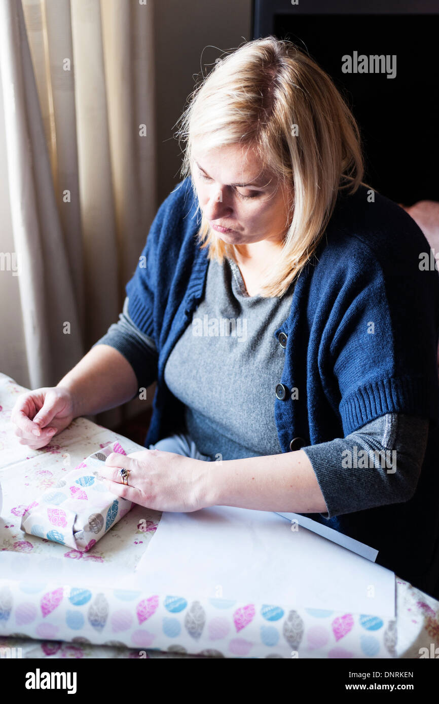 Woman wrapping hi-res stock photography and images - Alamy