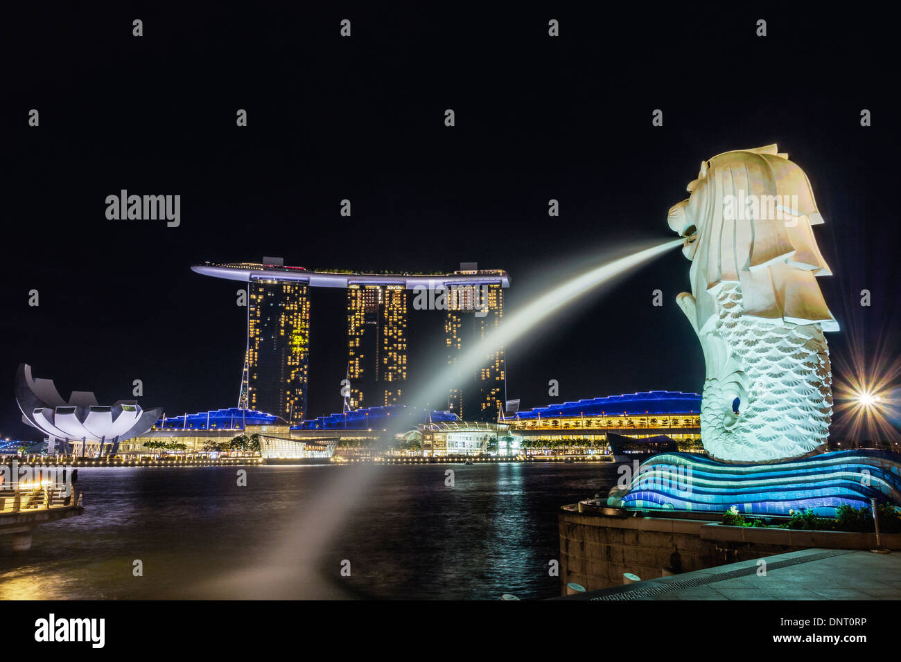 Singapore marina bay sands merlion hi-res stock photography and images ...