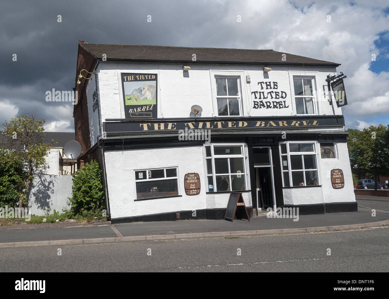 Tilted barrel pub tipton hires stock photography and images Alamy