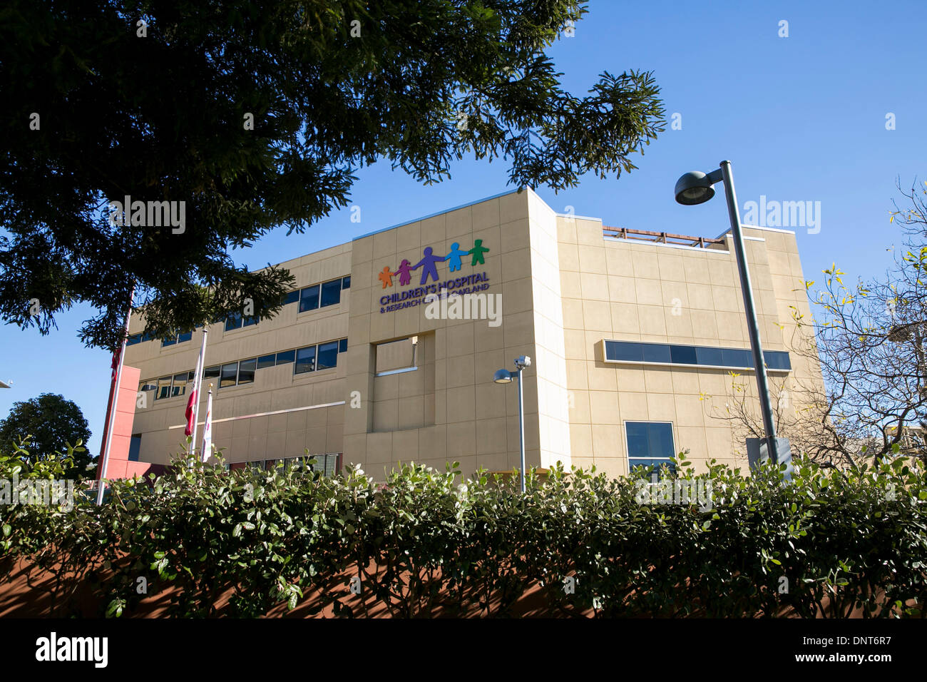 Oakland, CA, USA . 05th Jan, 2014. The exterior of Children's Hospital Oakland on January 5, 2014 in Oakland, California. The hospital is currently involved in a legal battle over Jahi McMath, a 13-year-old girl who became brain dead after complications from surgery to remove her tonsils. The hospital has declared McMath dead and want to remove her from the ventilator keeping her alive and her family has sued to prevent the move. Credit:  Kristoffer Tripplaar/Alamy Live News Stock Photo