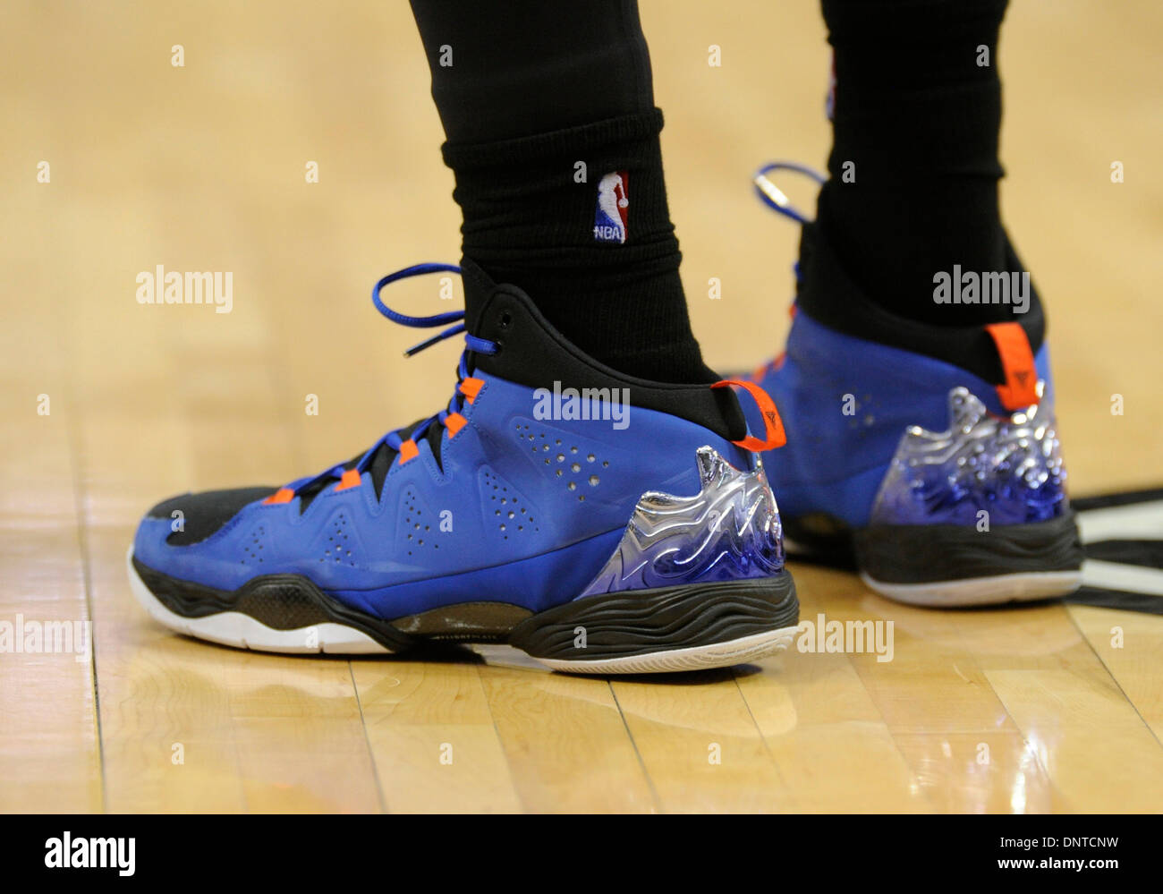 carmelo anthony knicks shoes