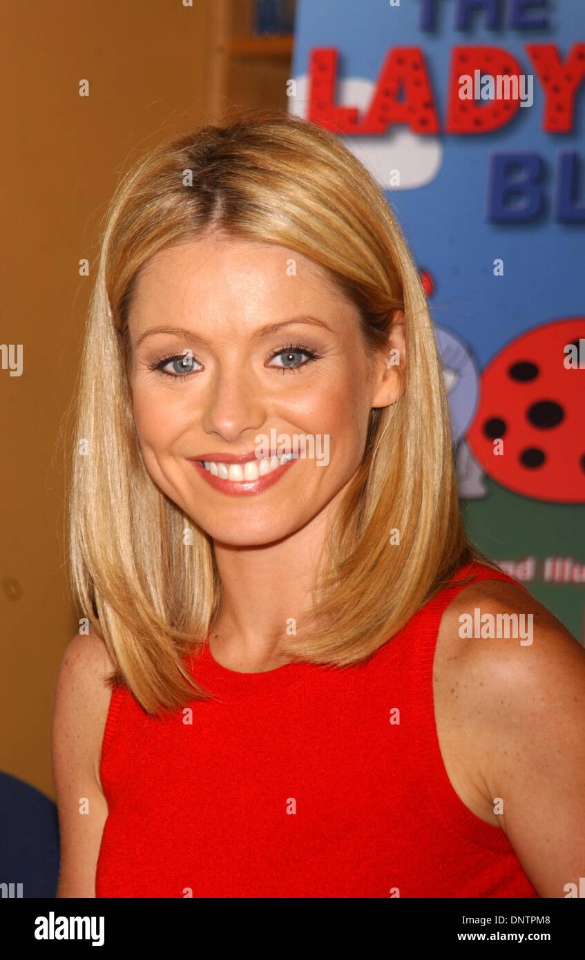 Kelly ripa 2002 hi-res stock photography and images - Alamy