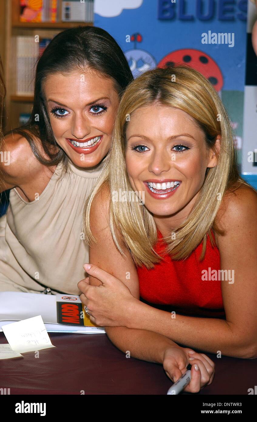 Linda's Ripa July 24, 2002 - K25660AR: 7/24/02.LINDA AND KELLY RIPA AT A BOOK ...