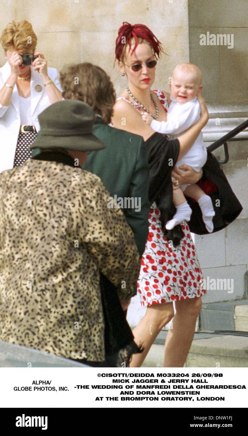 Sept. 26, 1998 - JERRY HALL AND MICK JAGGER ARRIVING AT THE WEDDING OF MANFREDI DELLA GHERARDESCA AT KNIGHTSBRIDGE'S BROMPTON ORATORY..PH:CISOTTI/DEIDDA(Credit Image: © Globe Photos/ZUMAPRESS.com) Stock Photo