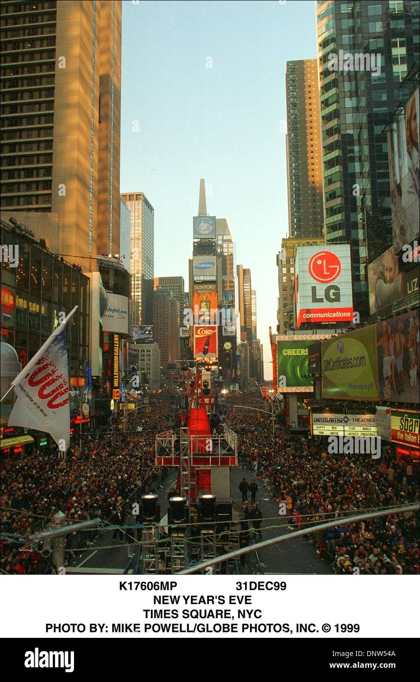 Dec. 31, 1999 - K17606MP                  31DEC99.NEW YEAR'S EVE.TIMES SQUARE, NYC. MIKE POWELL/   1999(Credit Image: © Globe Photos/ZUMAPRESS.com) Stock Photo