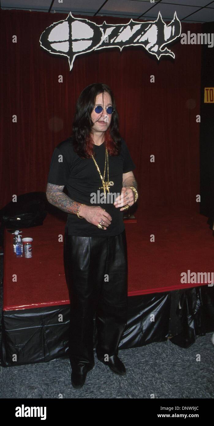 Oct. 17, 2001 - K23119MR: OZZY OSBOURNE IN STORE APPEARANCE.AT