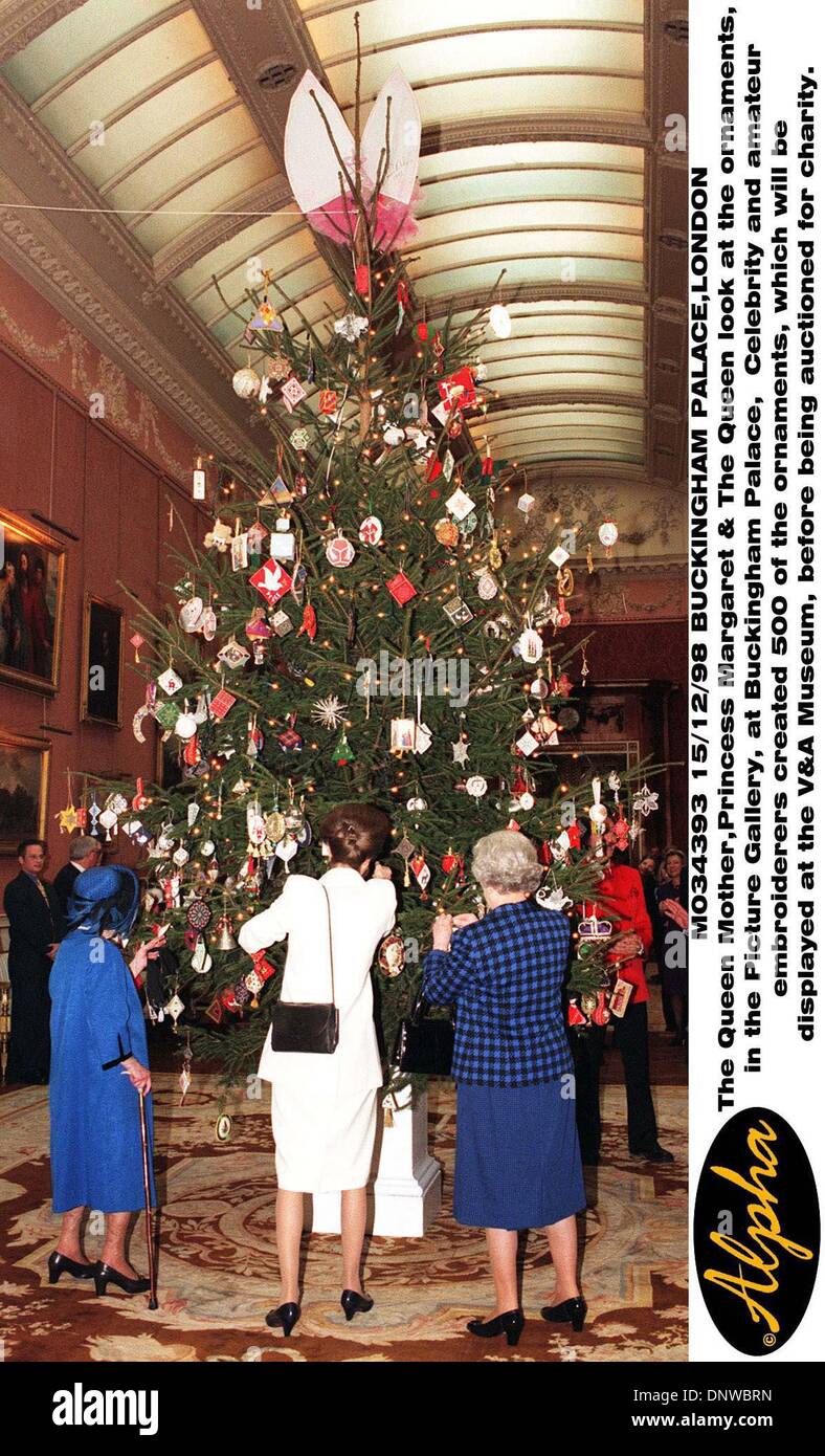 Buckingham palace christmas tree hires stock photography and images
