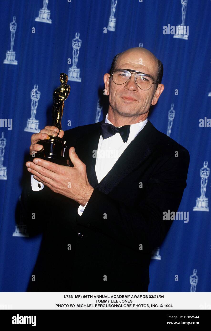 Mar. 21, 1994 - L7831MF : 66TH ANNUAL ACADEMY AWARDS 3/21/94.TOMMY LEE JONES.  MICHAEL FERGUSON/ 1994(Credit Image: © Globe Photos/ZUMAPRESS.com Stock  Photo - Alamy