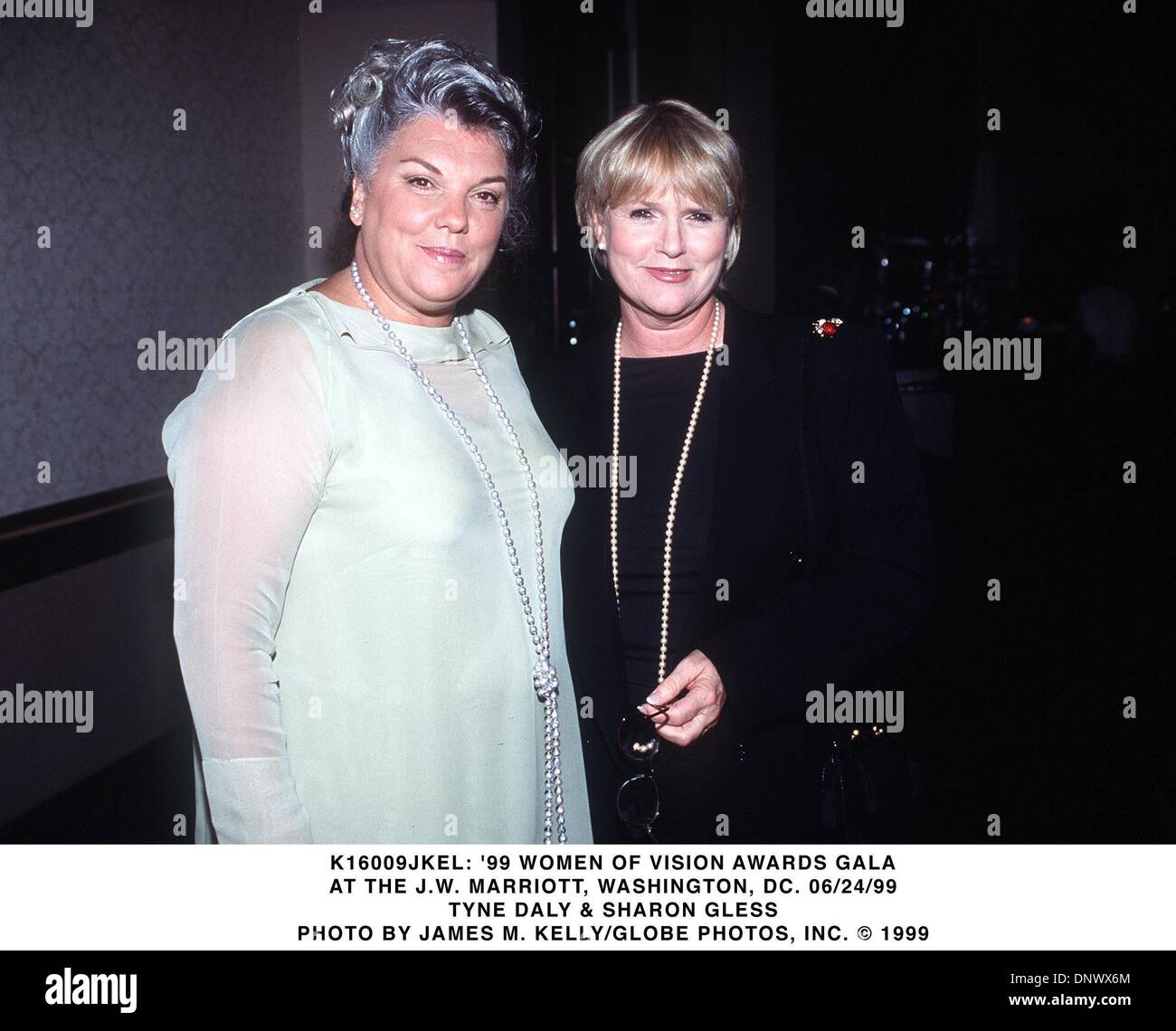 June 24, 1999 - K16009JKEL      06/24/99.'99 WOMEN OF VISION WARDS GALA.AT THE J.W. MARRIOTT, WASHINGTON, DC..TYNE DALY & SHARON GLESS. JAMES M. KELLY/   1999(Credit Image: © Globe Photos/ZUMAPRESS.com) Stock Photo