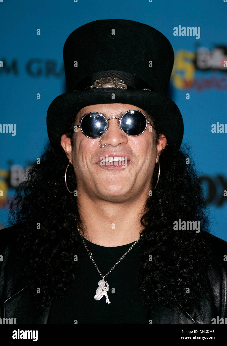 Slash 2005 Slash arena hi-res stock photography and images - Alamy