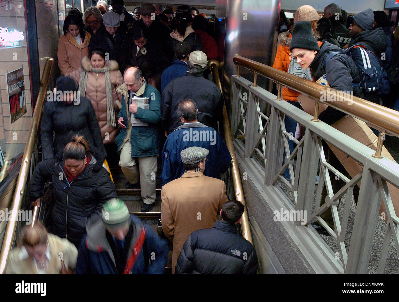 Dec 21, 2005; Manhattan, New York, USA; Commuters make their way down to the train platform at the Long Island Rail Road Terminal in Penn Station on the second day of the transit strike. Unable to reach an agreement with the Metropolitan Transportation Authority, NYC's 33,000 transit workers represented by Transport Workers Union Local 100 President Roger Toussaint walked off the j Stock Photo