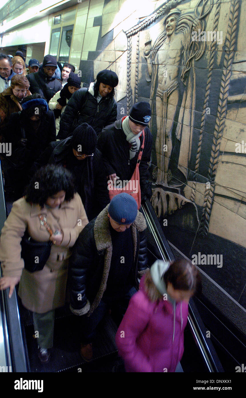 Dec 21, 2005; Manhattan, New York, USA; Commuters make their way down to the train platform at the Long Island Rail Road Terminal in Penn Station on the second day of the transit strike. Unable to reach an agreement with the Metropolitan Transportation Authority, NYC's 33,000 transit workers represented by Transport Workers Union Local 100 President Roger Toussaint walked off the j Stock Photo