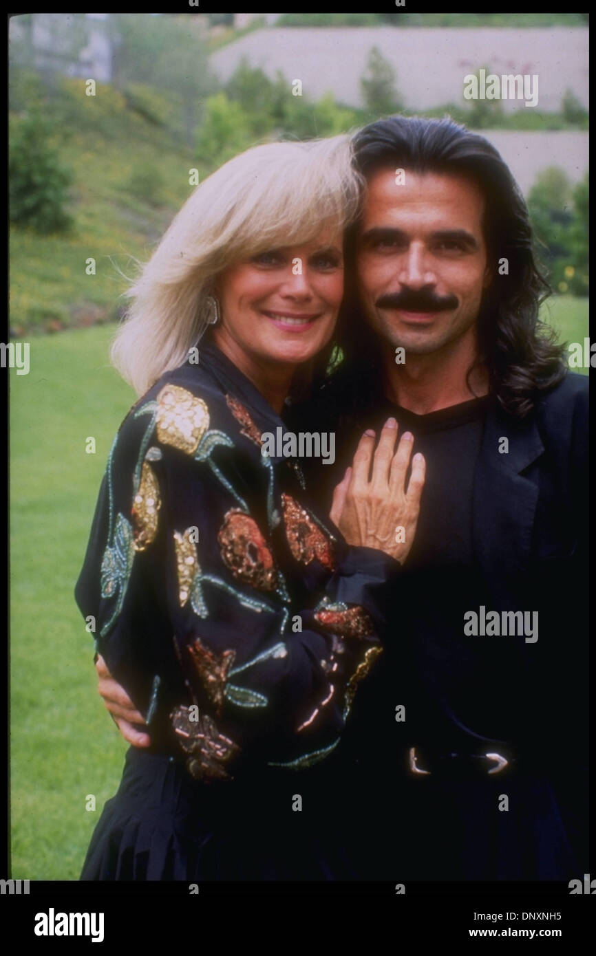 Hollywood, Ca, USA;  Actress LINDA EVANS and boyfriend, new age musician, YANNI in an undated photo.  (Michelson-Roger Karnbad/date unknown) Mandatory Credit: Photo by Michelson/ZUMA Press. (©) Copyright 2006 Michelson Stock Photo