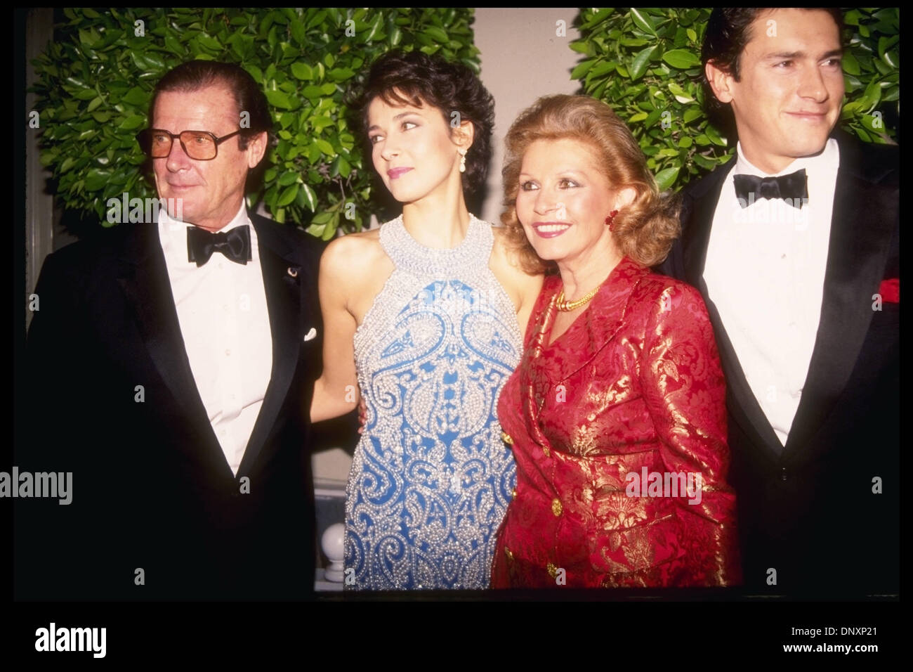 1992;  Hollywood, CA, USA;   ROGER MOORE with his wife LUISA and children GEOFFREY and DEBRA MOORE.  Mandatory Credit: Kathy Hutchins/ZUMA Press. (©) Kathy Hutchins Stock Photo