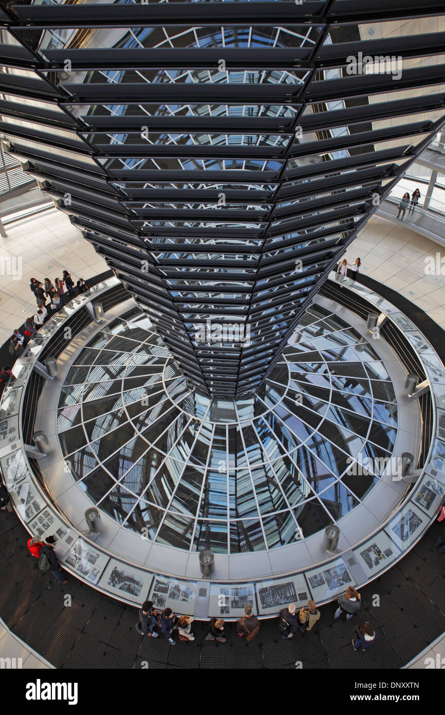 Dome of the reichstag vertical hi-res stock photography and images - Alamy