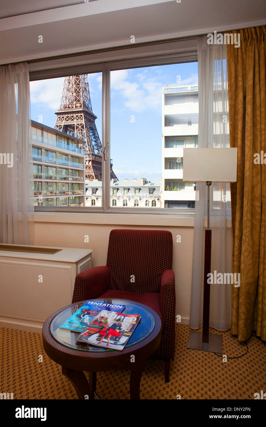 Burgundy Room 2 Queens Eiffel Tower View Room 1876 - Picture of