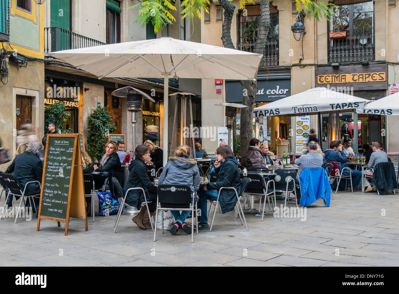 People seated in an outdoor cafe in Barrio Gotico district, Barcelona, Catalonia, Spain Stock Photo