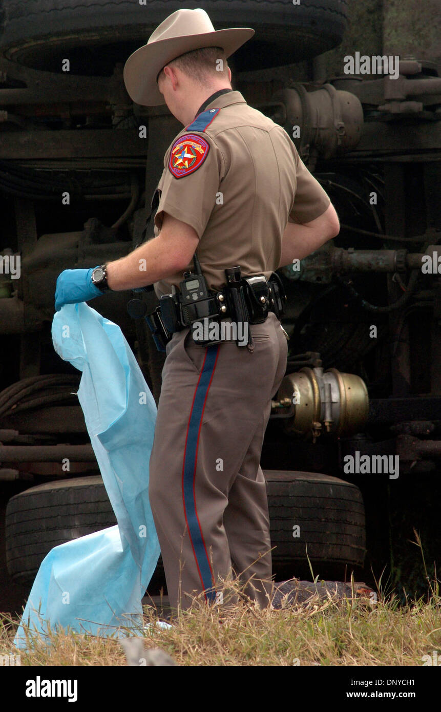 Jan 26, 2006; Falfurrias, TX, USA; DPS personel investigate the scene