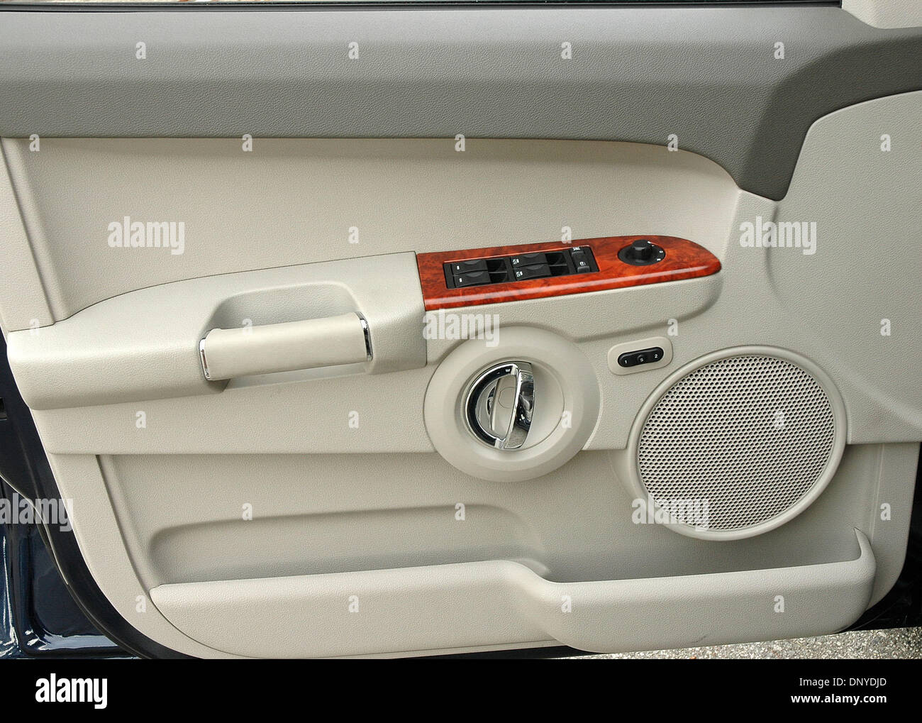 2006 jeep commander door panel deals