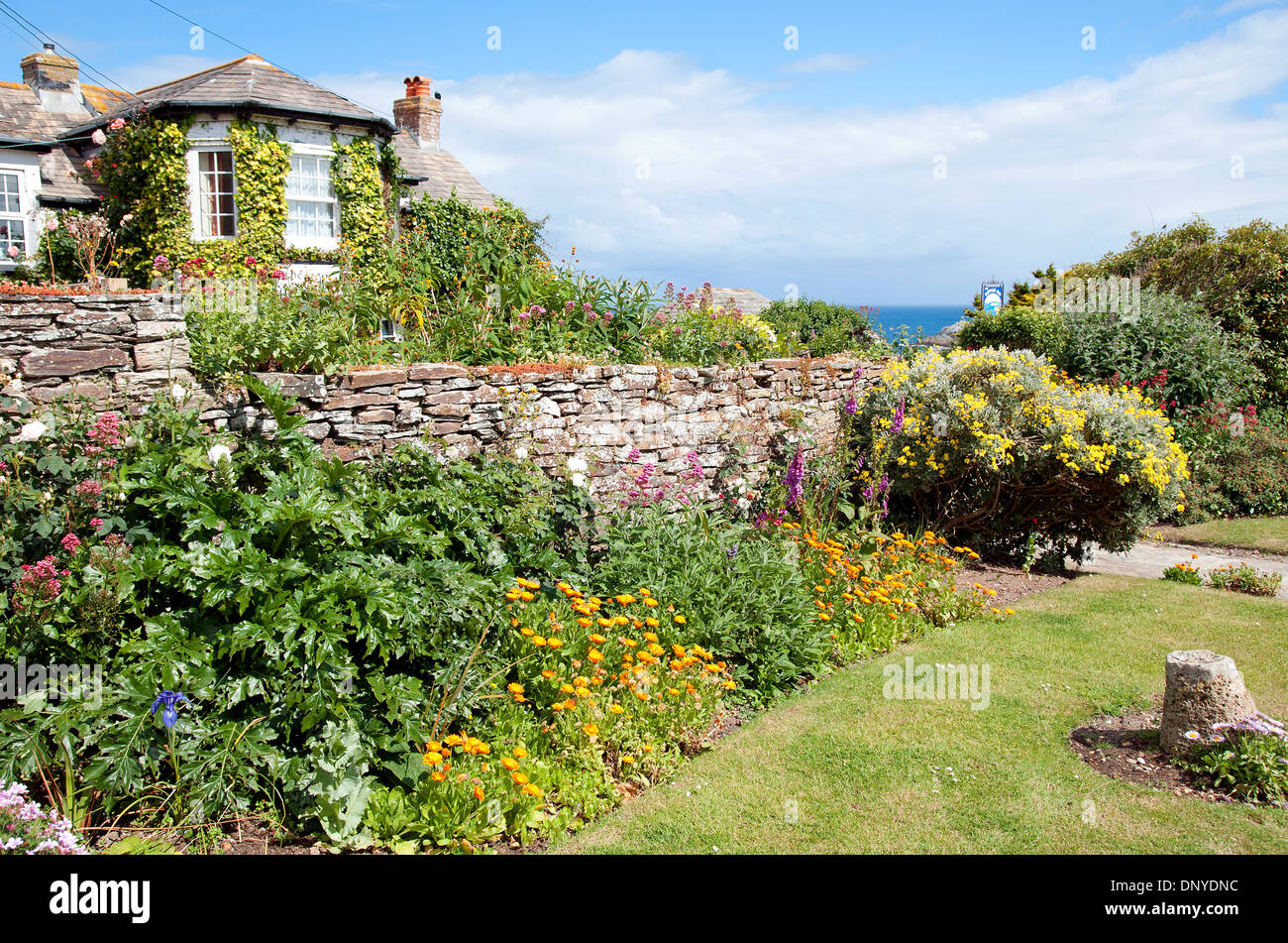 Cottage garden border hi-res stock photography and images - Alamy