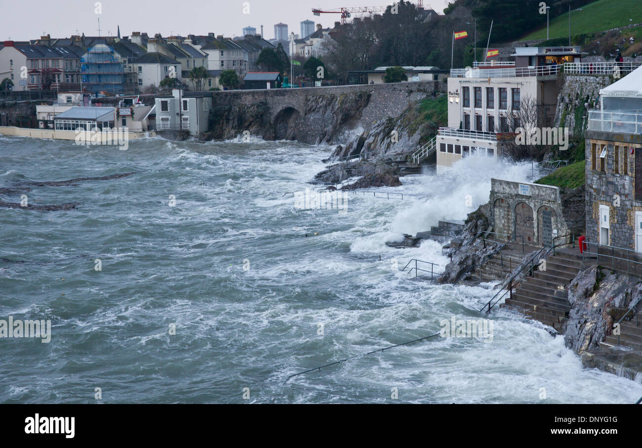 Plymouth, Devon, UK. 06th Jan, 2014. High tides and big waves crash up the Hoe at Plymouth, England, during a passing storm. Credit:  Anna Stevenson/Alamy Live News Stock Photo
