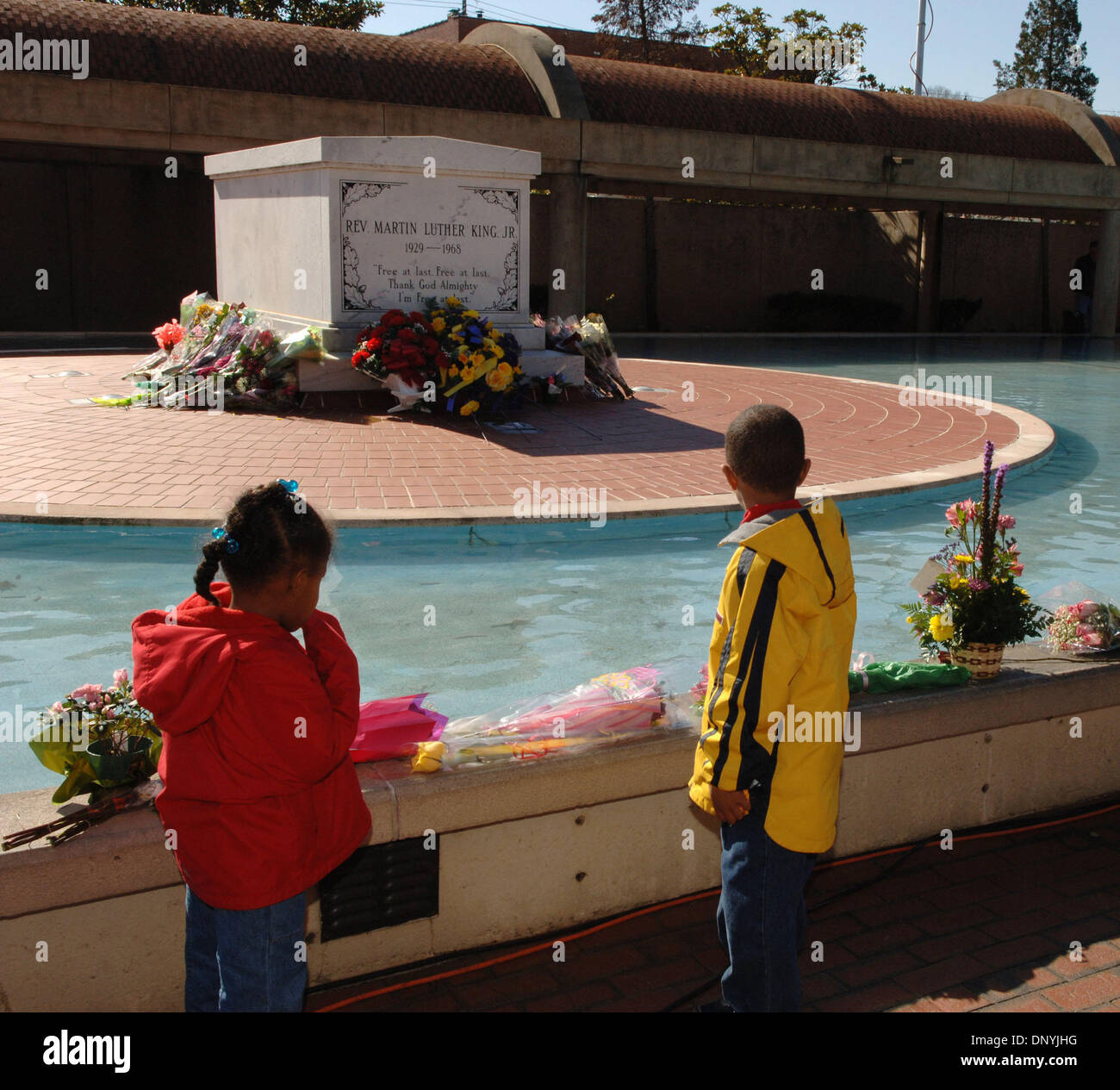 Jan 31, 2006; Atlanta, GA, USA; Elizabeth and Cameron Shepherd of Atlanta leave flowers at MLK tomb to honor Coretta Scott King, who died yesterday.  C O R E T T A   S C O T T   K I N G  ( A p r i l   2 7 ,   1 9 2 7 - J a n u a r y   3 0 ,   2 0 0 6 )   w a s   t h e   w i f e   o f   t h e   s l a i n   c i v i l   r i gh t s   a c t i v i s t   M a r t i n   L u t h e r   K i n  Stock Photo