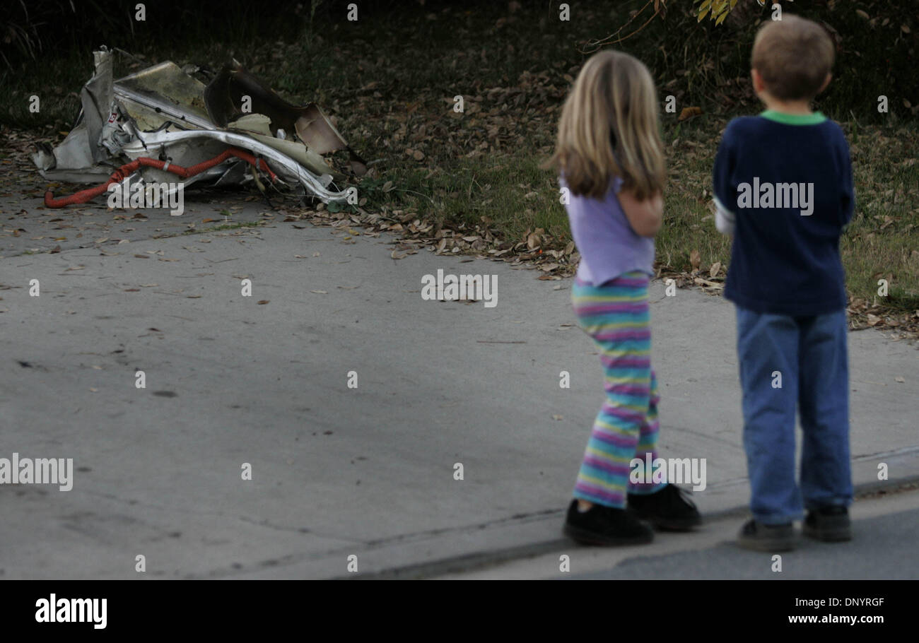 Feb 08, 2006; La Mesa, CA, USA; Neighborhood children look at parts from a mid-air airplane/helicopter crash as they lie in Harry Griffin Park in El Cajon, CA on Feb. 8, 2006. The plane crashed in La Mesa, CA and left three dead. Mandatory Credit: Photo by Charlie Neuman/San Diego Union T/ZUMA Press. (©) Copyright 2006 by San Diego Union T Stock Photo
