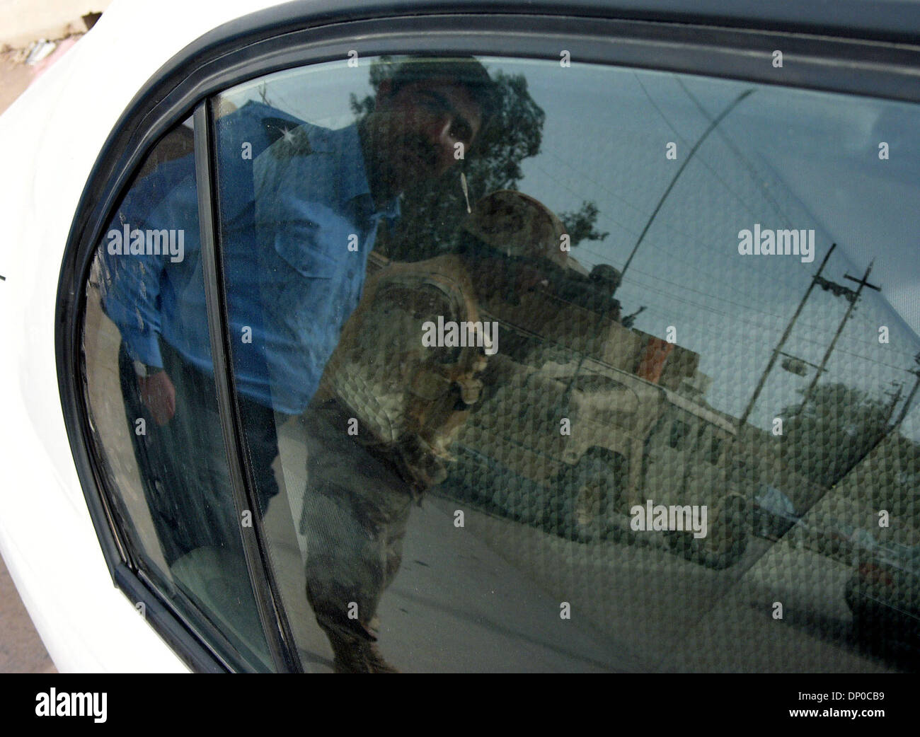mar-08-2006-ad-dawr-saluhidin-iraq-iraqi-police-and-soldiers-outside-DP0CB9.jpg