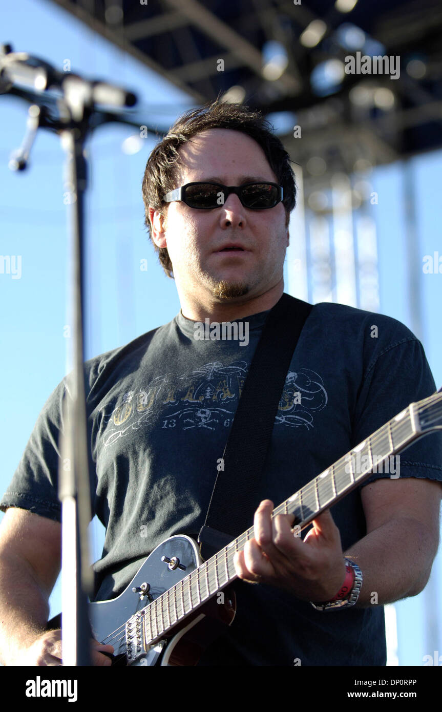 Apr 01, 2006; Tempe, AZ, USA; VERTICAL HORIZON performing live at the