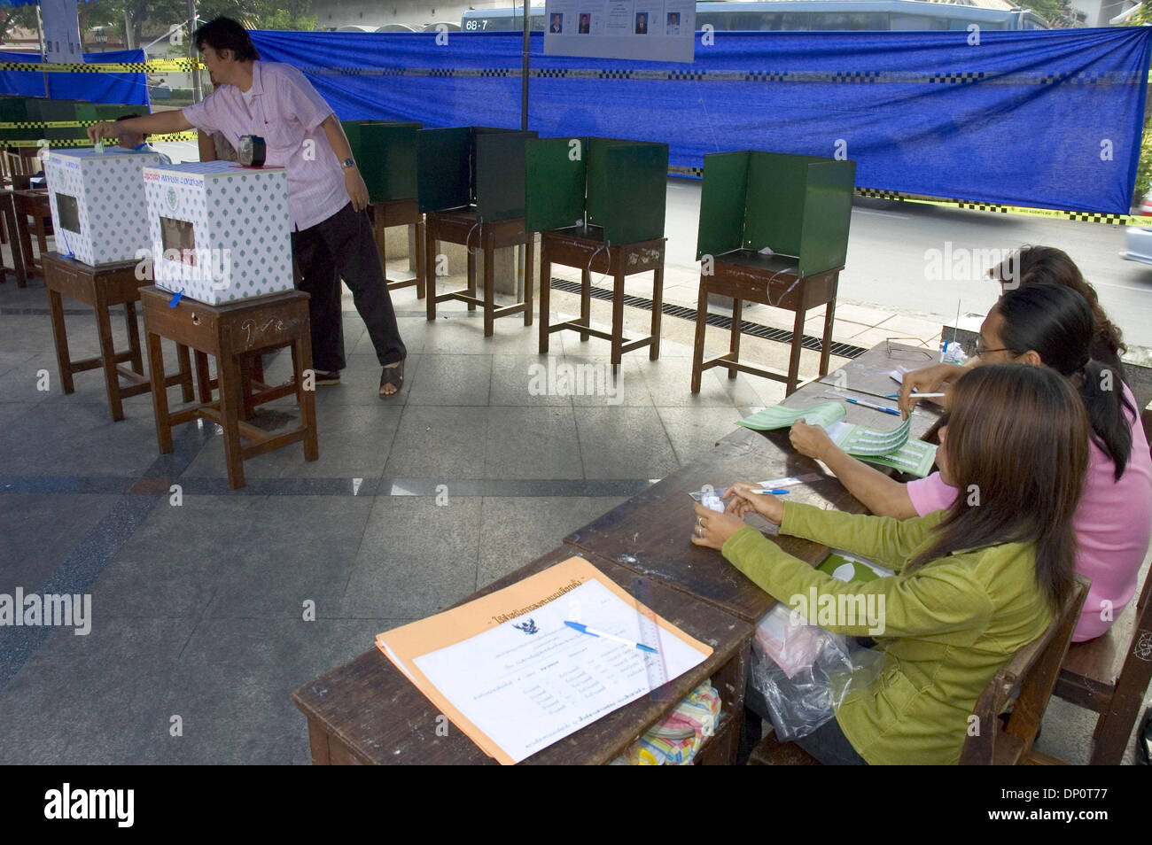 Apr 02, 2006; Bangkok, THAILAND; Voter drops their ballot into a ballot box. Voters have been urged by the opposition to vote 'No Vote' to discredit the Thai Rak Thai party and force a new government. Mandatory Credit: Photo by Ian Buswell/ZUMA Press. (©) Copyright 2006 by Ian Buswell Stock Photo