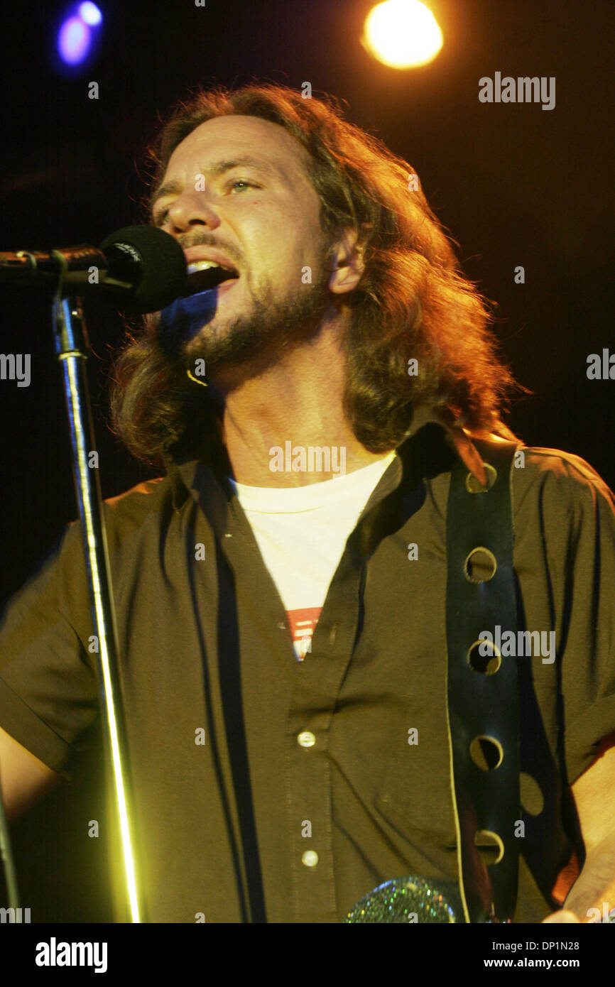 Eddie vedder hi-res stock photography and images - Alamy
