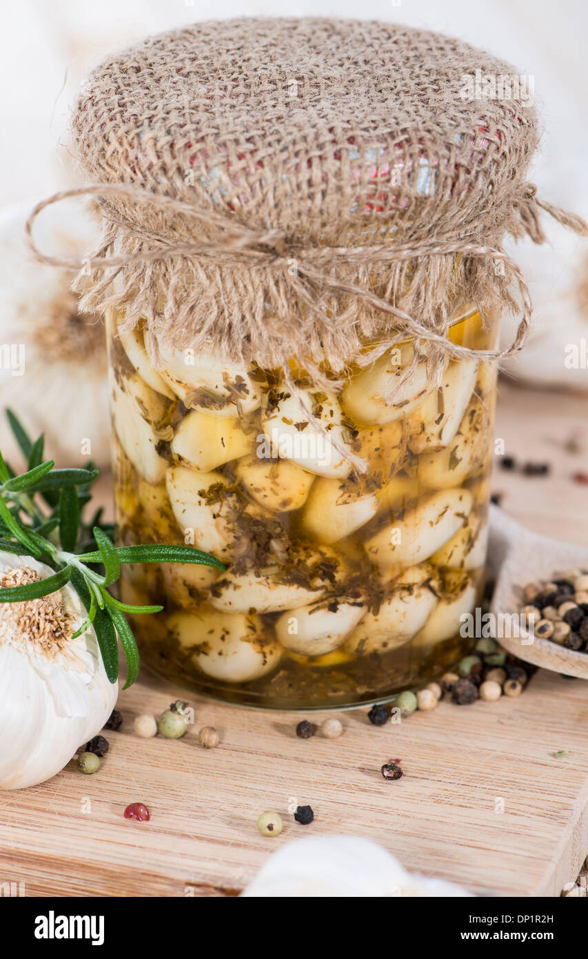 Маринованный чеснок зубчиками. Чеснок в масле рецепт. Масло с чесноком. Чесночное растительное масло. Чесночное масло.