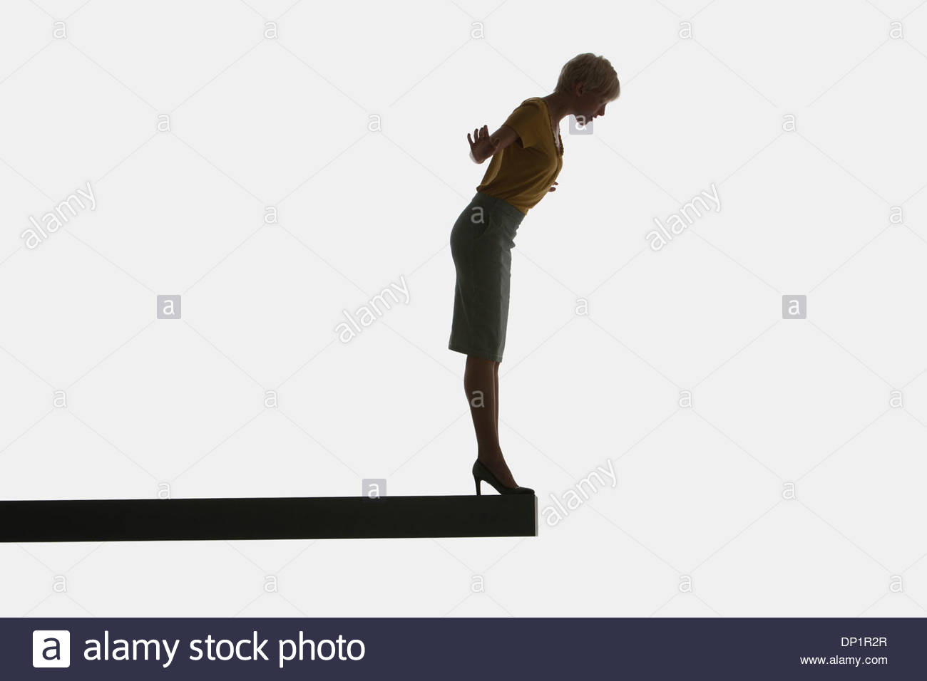 картинки где женщина стоит