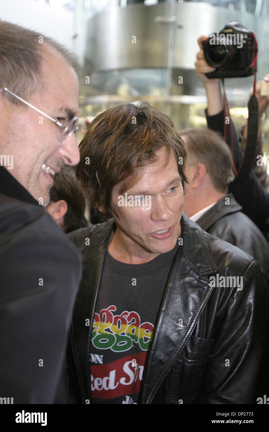 May 19, 2006; New York, NY, USA; Actor KEVIN BACON speaks to Apple CEO