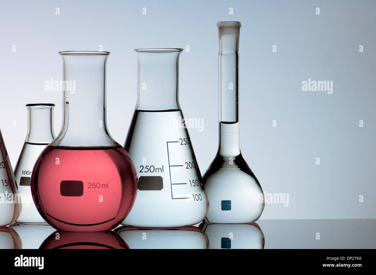 Chemical measuring jug with blue liquid isolated hand drawn sketch. Vector measuring  cup with handle. Plastic or glass beaker flask with water, biology or  chemistry reservoir, reagent with toxic fluid:: موقع تصميمي