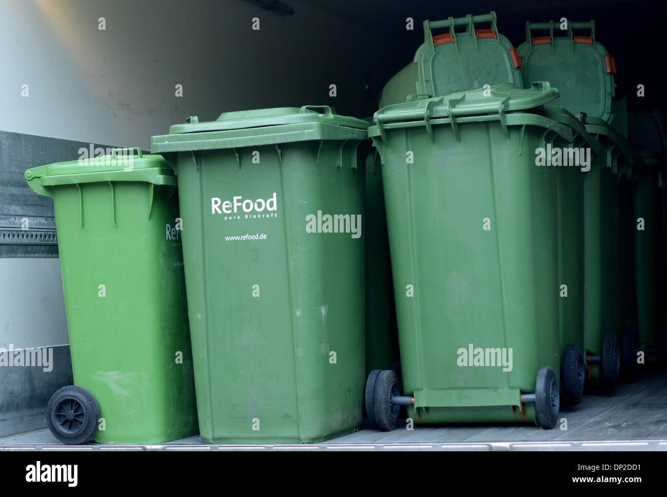 6 mülltonnen hires stock photography and images Alamy